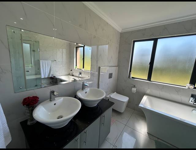 4 BEDROOM FREESTANDING FOR SALE IN PALM LAKES ESTATE